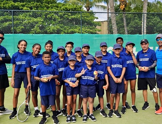 Inclusion à travers le sport - La Fondation Espoir Développement Beachcomber initie des enfants au tennis