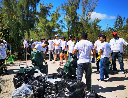 World Beach Day - Beachcomber Resorts & Hotels mobilise ses artisans pour une journée de nettoyage et de tri des déchets